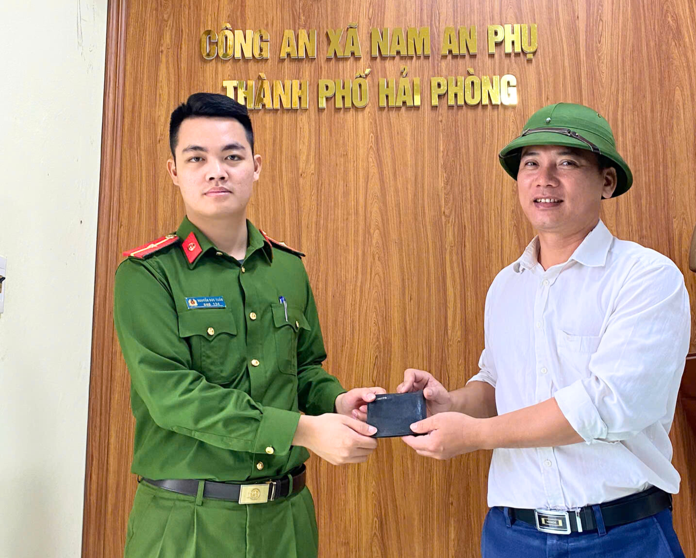 Xã Nam An Phụ lan tỏa hành động đẹp, trao trả tài sản cho người đánh rơi